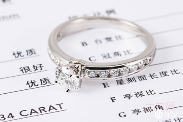 蒂芙尼30分铂金钻石戒指实拍 蒂芙尼30分铂金钻石戒指实拍