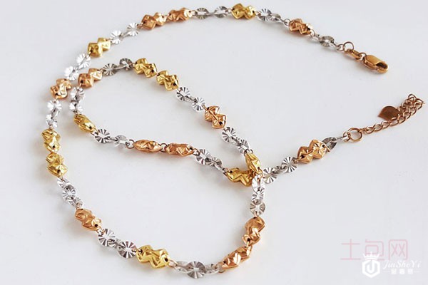 六福珠宝三色金花色珠宝项链实拍