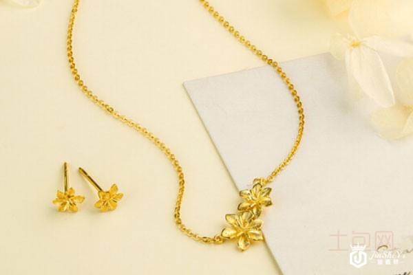 六福珠宝金栀子花黄金项链实拍