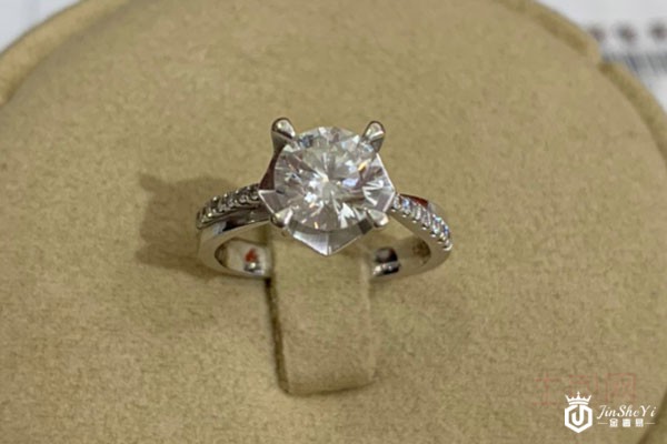 六福珠宝1.3克拉钻石戒指实拍