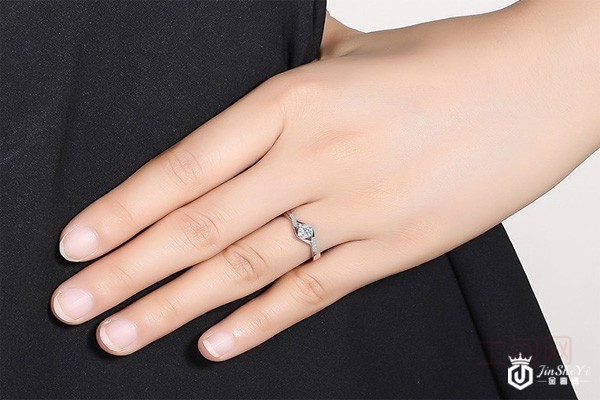 周六福钻戒佩戴图 周六福钻戒佩戴图