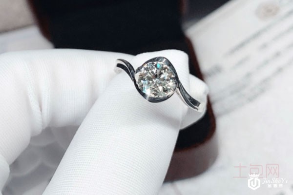 六福珠宝一克拉钻石戒指实拍 六福珠宝一克拉钻石戒指实拍