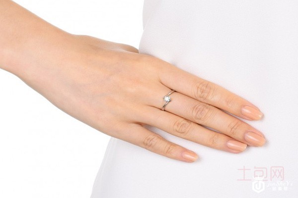 周生生钻戒佩戴图 周生生钻戒佩戴图