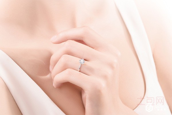 DR钻戒佩戴图 DR钻戒佩戴图