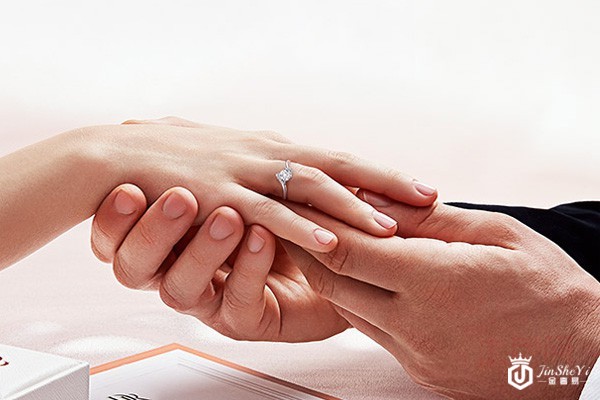 DR钻戒佩戴图 DR钻戒佩戴图