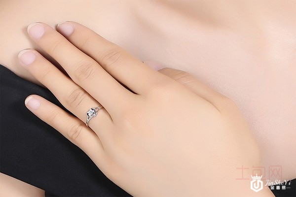 周六福钻戒佩戴图 周六福钻戒佩戴图