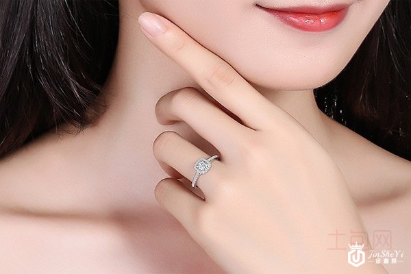 周六福钻戒佩戴图 周六福钻戒佩戴图