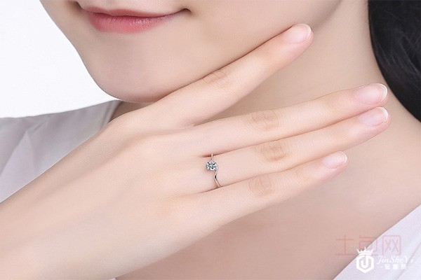 周六福钻戒佩戴图 周六福钻戒佩戴图