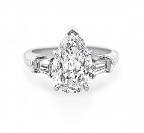 海瑞温斯顿CLASSIC WINSTON系列Classic Winston系列水滴型切工钻石搭配长锥形切工边钻订婚戒指