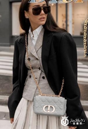 迪奥包包回收价钱看什么