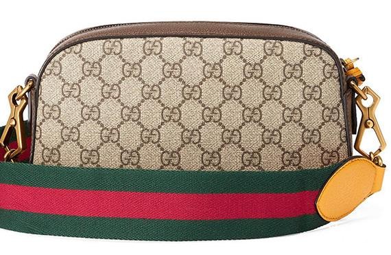 古驰包包回收多少钱，Gucci这些年可以说是引领潮流了，很多产品从t台走出，在ins上被潮人们带火，虎头包就是其中的一个。包的宽度是半个iPhone P，这是一个iPhone P，它可以装长钱包，粉饼，面纸，手机，小型墨镜盒等，一般日常旅行完全没问题。 Gucci Tiger头相机包采用经典的老花，黄色配皮和肩带发挥亮起的效果，更适合休闲服装，可以照亮任何季节的效果。肩带的设计非常令人惊讶，纹理非常好，类似于羊毛的质地，特别是宽肩带特别舒适。肩带的长度也非常神奇地适用于各种身高的女孩，也适合男士。 肩带，最好不要用手拉，因为如果你不小心遇到，肩带将易于断开。有些人买了的女孩们有反应标志的问题，据说不牢靠，这个应该是生产批次问题。Gucci Tiger头相机肩带是织物的材料，所以背的时间很容易弄脏，起球。 古驰包包回收多少钱，大城市都能找到不少名包回收公司，其实不少已经是获得行业和消费者的认可，金奢易网就是其中的佼佼者。金奢易网经营包包回收多年，靠着诚信的价格和高品质的服务在市场都有口皆碑。如果您需要回收名包不妨联系我们。  