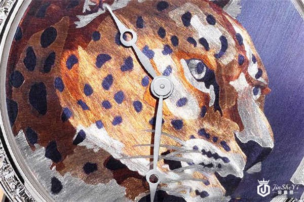 火金工艺是CARTIER卡地亚的工匠，以蓝钢指针的制程为发想的技法，利用温度的变化让面盘呈现预定的色泽，端靠师傅的经验和技巧才能顺利完成