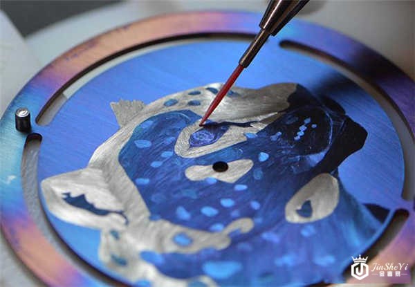 以火金工艺制成的面盘，还需加上以细微的毫毛画笔补绘的工序，才能让美洲豹轮廓及细部完成度变得更高