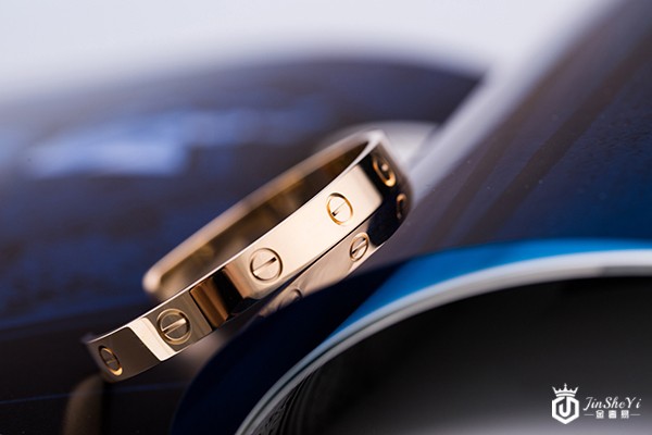 回收小知识分享如何辨别卡地亚手镯的真假，我们日常回收卡地亚手镯要注意什么？