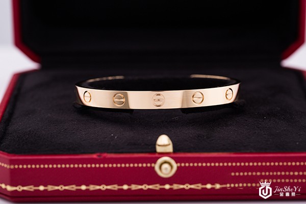 回收小知识分享如何辨别卡地亚手镯的真假，我们日常回收卡地亚手镯要注意什么？回收报价一般是几折,金奢易网
