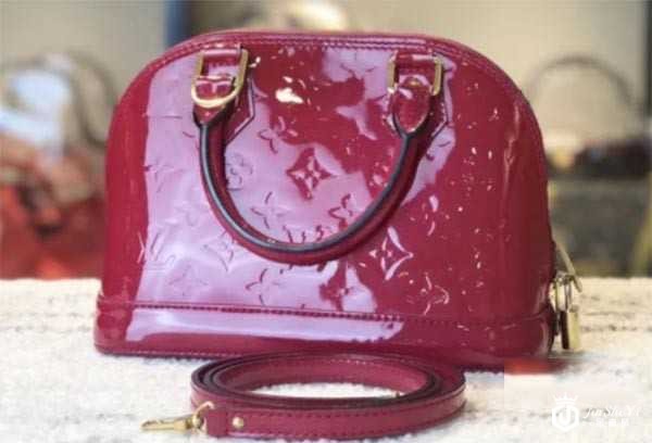 LV贝壳包回收价从7折降至5折，奢侈品包包回收商家为何压价？