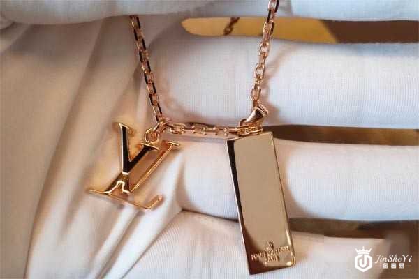 做好这点,LV键盘吊坠项链在奢侈品回收店中也能7折回收 做好这点,LV键盘吊坠项链在奢侈品回收店中也能7折回收