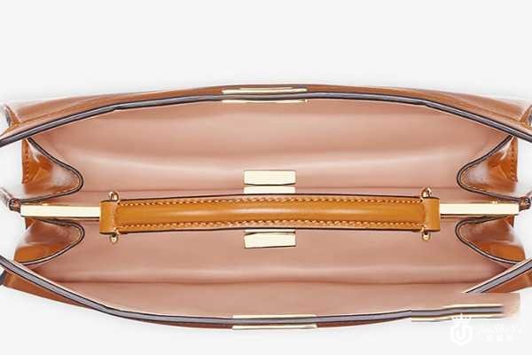 芬迪PEEKABOO ISEEU EAST-WEST棕色皮革手袋顶部