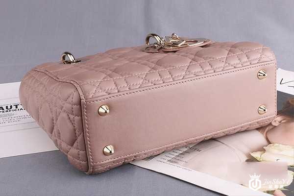 二手DIOR迪奥浅咖色五菱格戴妃包底部展示 二手DIOR迪奥浅咖色五菱格戴妃包底部展示