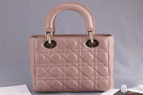 二手DIOR迪奥浅咖色五菱格戴妃包背面展示 二手DIOR迪奥浅咖色五菱格戴妃包背面展示