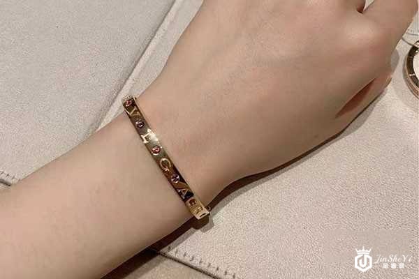 宝格丽手镯回收值钱吗  蛇形可能更保值