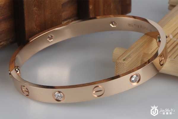 专业机构里四钻卡地亚手镯回收多少钱