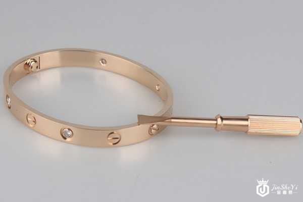 专业机构里四钻卡地亚手镯回收多少钱