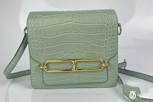 全新奢侈品包回收价格与原价差异大吗