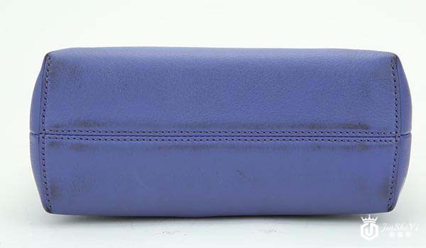 二手芬迪蓝色皮质女士斜挎包底部脏污 二手芬迪蓝色皮质女士斜挎包底部脏污