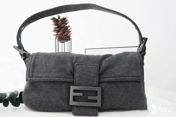 二手奢侈品帆布灰色芬迪腋下包展示