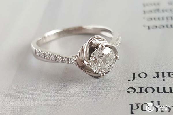 二手周大福单钻镶嵌钻戒展示