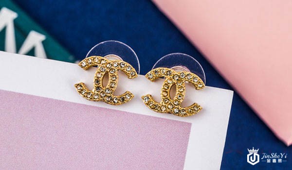 香奈儿双c黄铜镶水晶耳饰展示