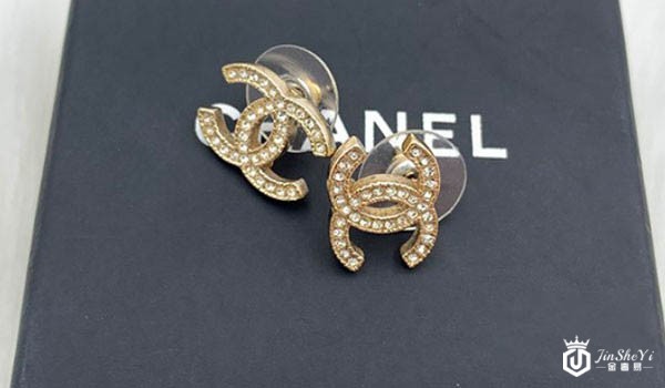 香奈儿金色双C满钻耳饰展示