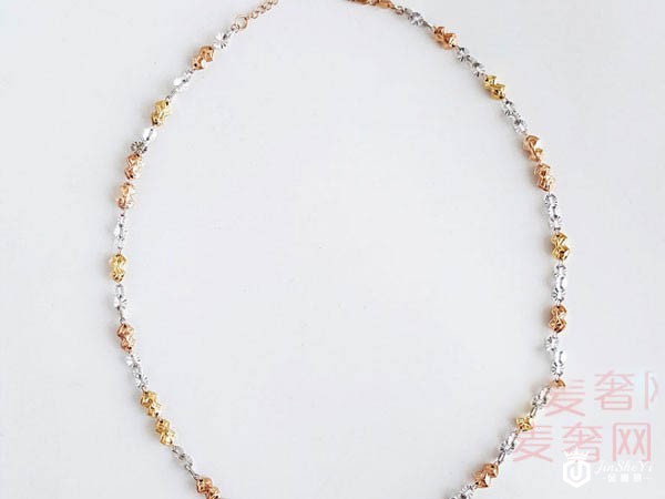 周六福7.98克车花AU750三色金花式项链外观展示 周六福7.98克车花AU750三色金花式项链外观展示