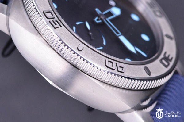 沛纳海SUBMERSIBLE潜行系列PAM00985腕表侧面展示图