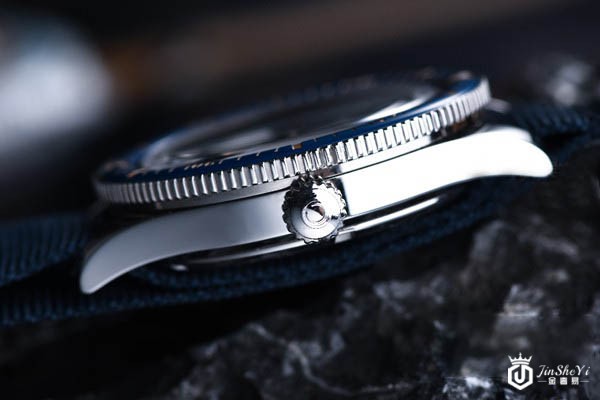 雪铁纳DS PH200M腕表侧面展示图