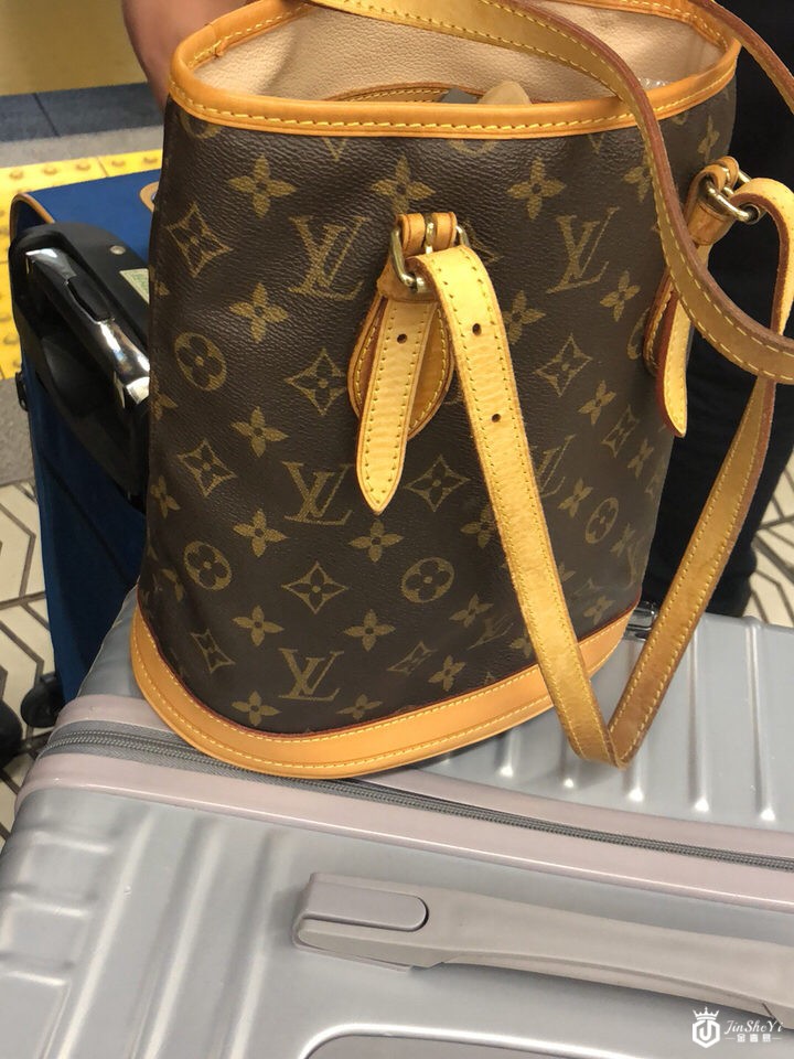 Lv男士真皮水桶包回收无门的原因？