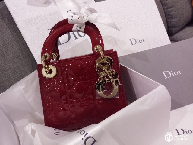 迪奥包包回收价格是几折