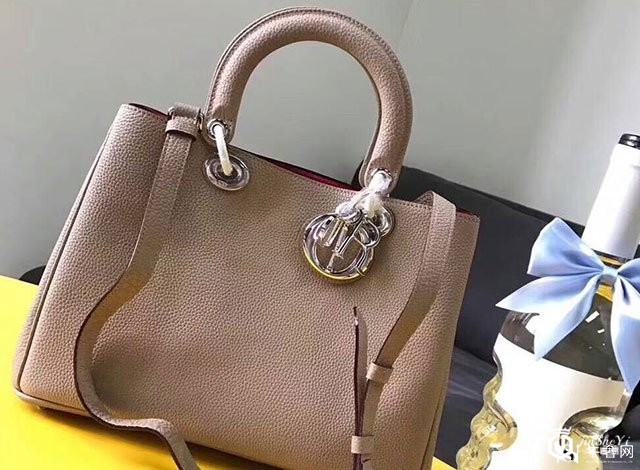 奢侈品迪奥包包回收市场多少钱一个