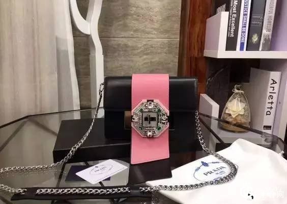 普拉达斜挎包回收