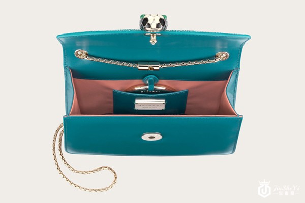 宝格丽珍珠鱼皮链条蛇头包(官网图片)