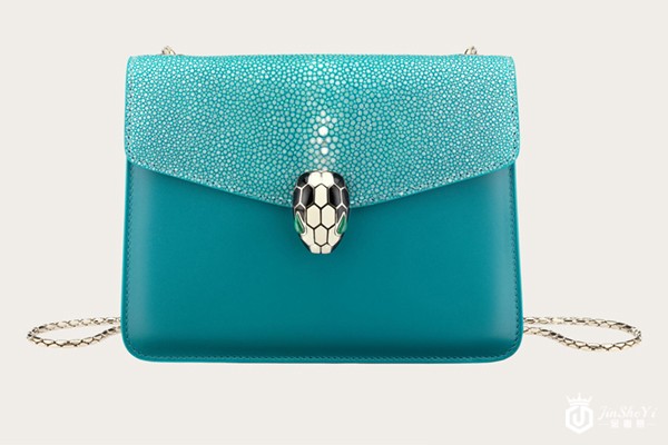 宝格丽珍珠鱼皮链条蛇头包(官网图片)
