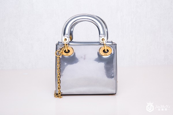 三万元的迪奥包包回收价格一般是多少？