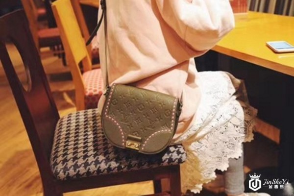 军旅色LV小猪包的回收价格是多少