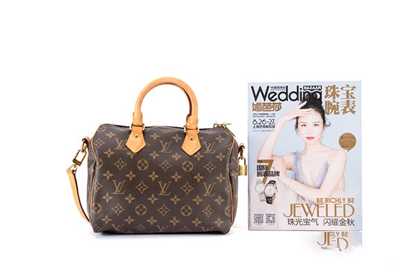 全新的LV包包是正价的几折，哪里高价回收LV包包？