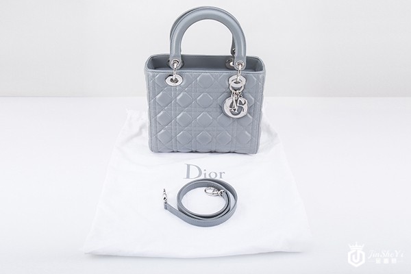 迪奥戴妃包回收什么价格，二手迪奥包包几折回收？