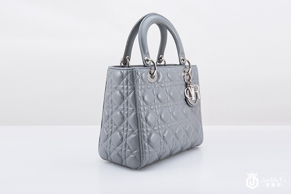 迪奥戴妃包回收什么价格，二手迪奥包包几折回收？