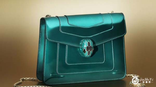 唐艺昕背的宝格丽什么包，回收行情又怎么样