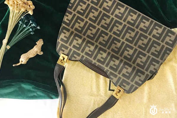 芬迪尼龙布斜挎包 上海包包回收