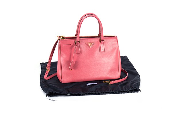 二手普拉达西瓜红杀手包包能卖多少钱? 二手普拉达西瓜红杀手包包能卖多少钱?